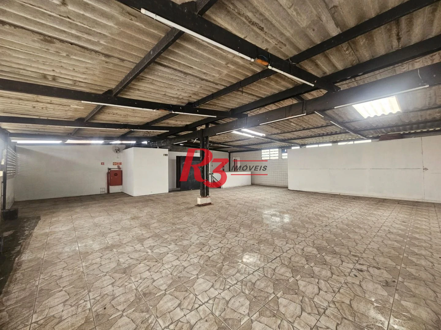 Sala Ampla sem Divisórias na Carvalho de Mendonça – 200m² | 2 Banheiros | Vista Livre