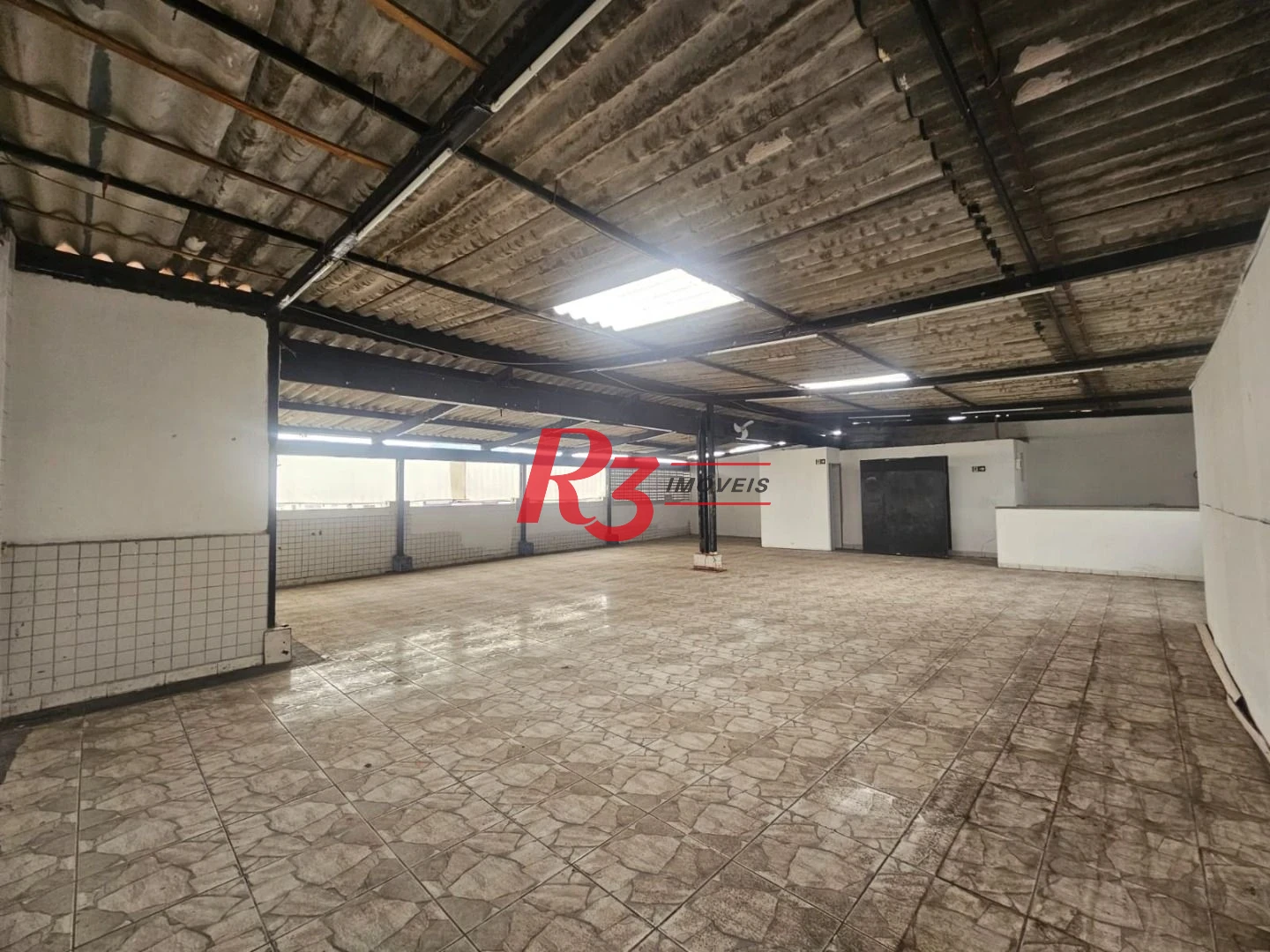 Sala Ampla sem Divisórias na Carvalho de Mendonça – 200m² | 2 Banheiros | Vista Livre