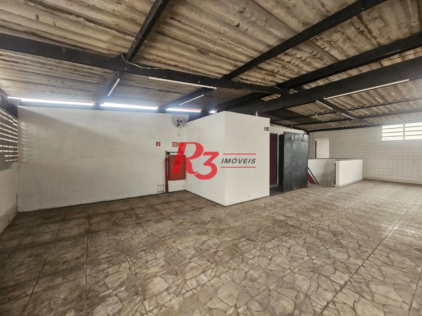 Sala Ampla sem Divisórias na Carvalho de Mendonça – 200m² | 2 Banheiros | Vista Livre