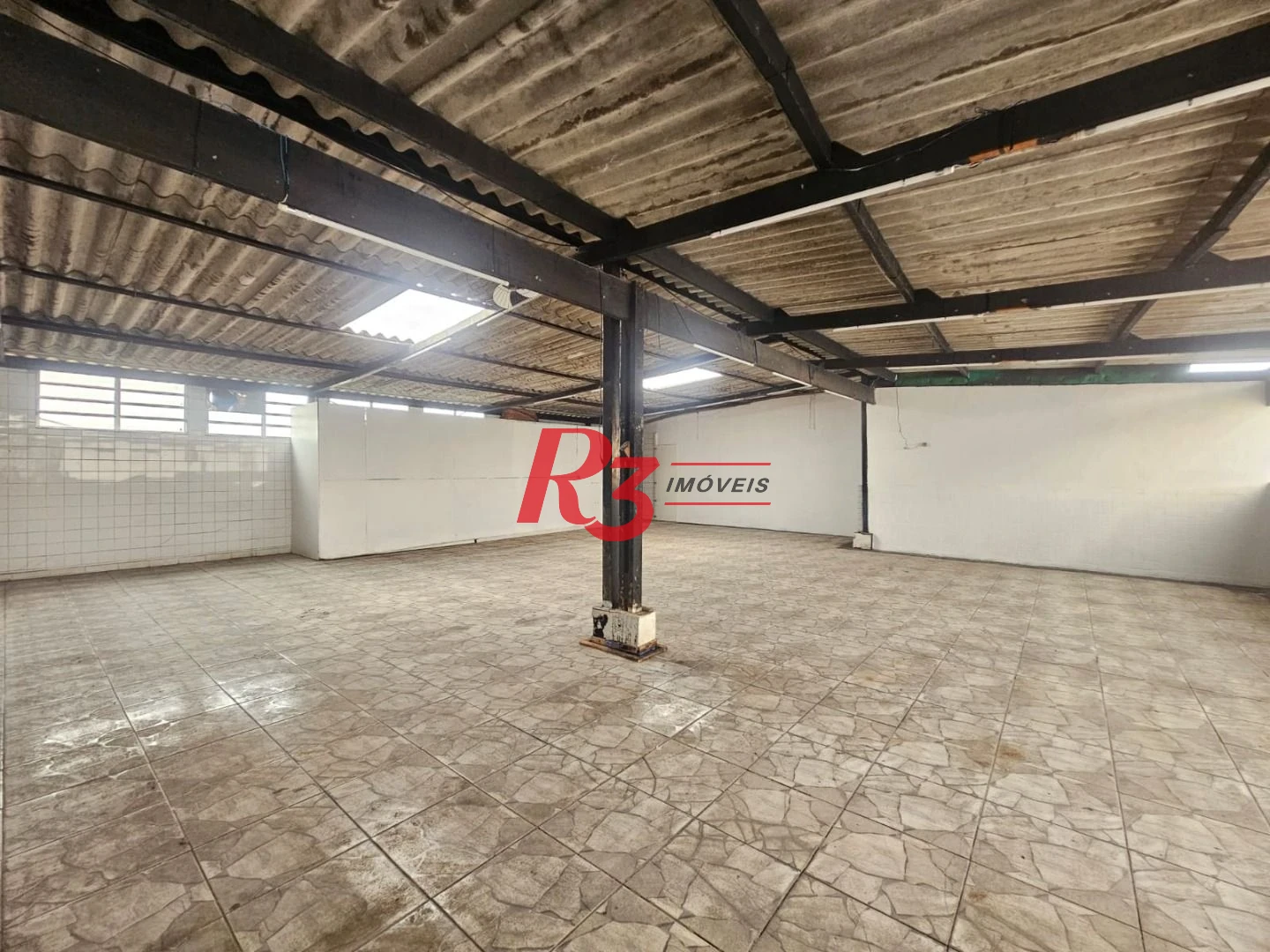 Sala Ampla sem Divisórias na Carvalho de Mendonça – 200m² | 2 Banheiros | Vista Livre