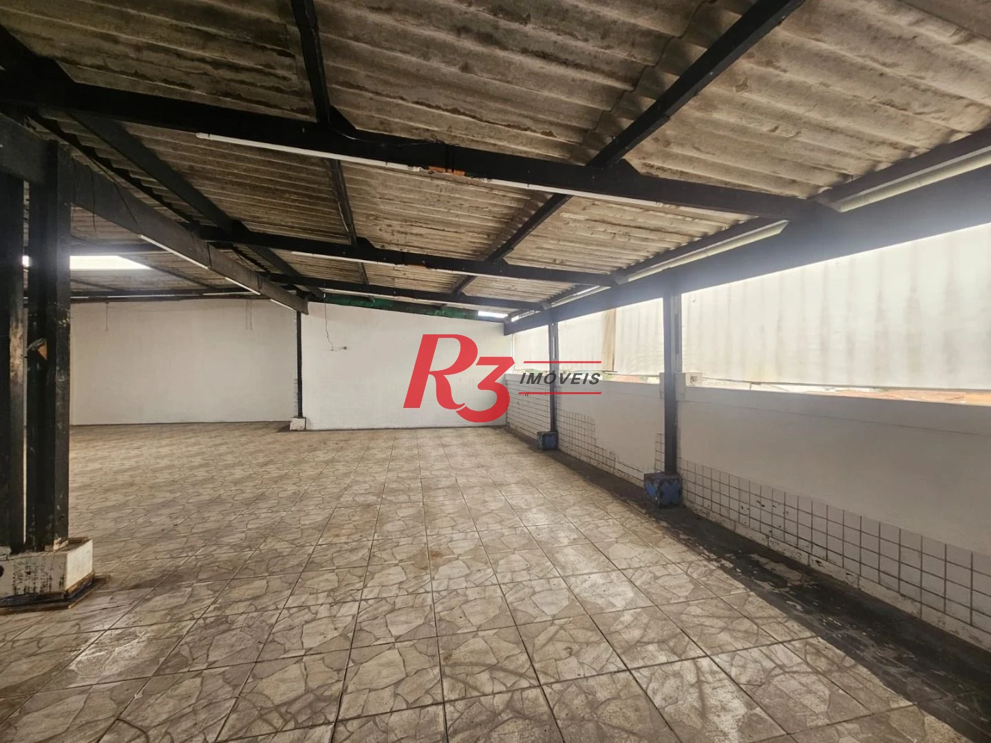 Sala Ampla sem Divisórias na Carvalho de Mendonça – 200m² | 2 Banheiros | Vista Livre