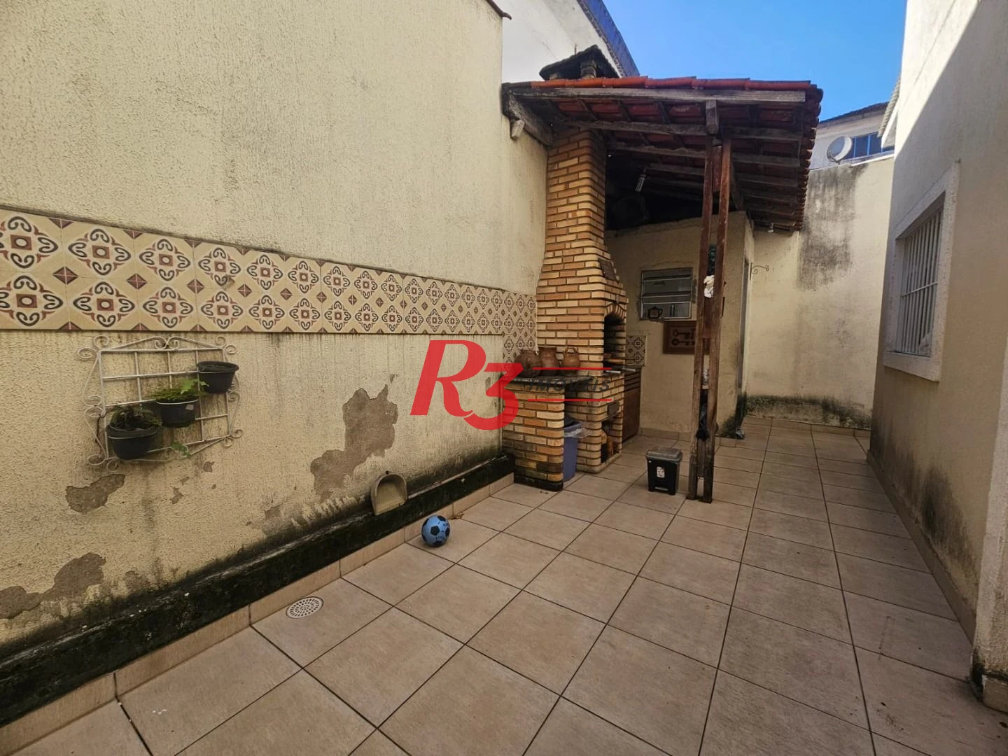 Oportunidade no Campo Grande Sobrado á venda com 3 Dorms, Quintal com Churrasqueira e 3 Vagas Fixas