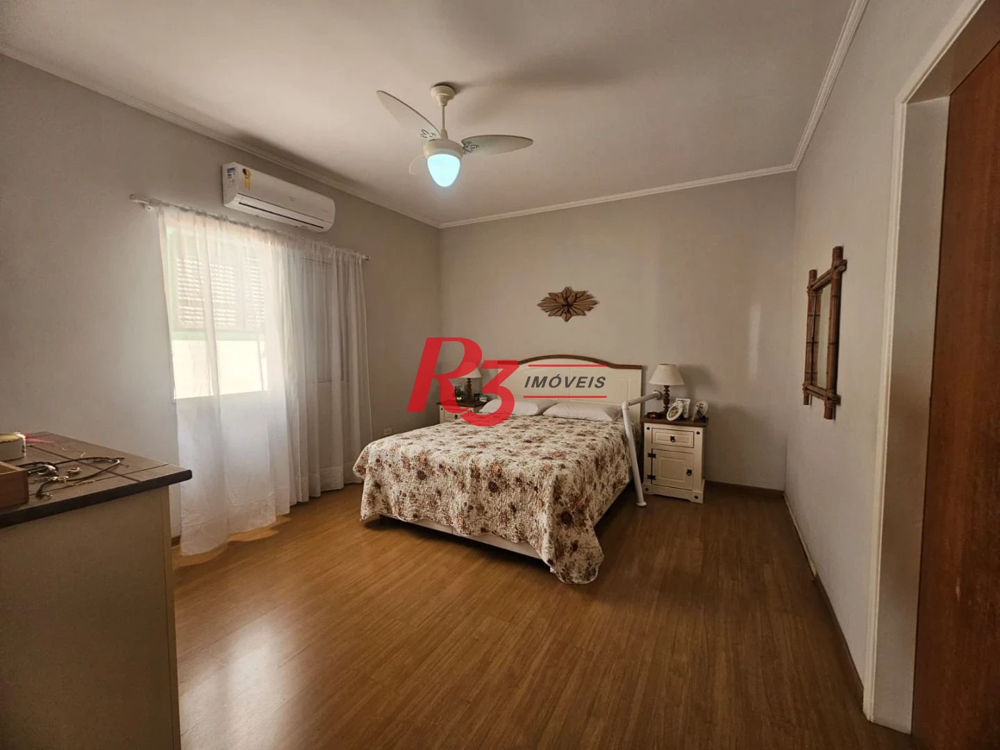Oportunidade no Campo Grande Sobrado á venda com 3 Dorms, Quintal com Churrasqueira e 3 Vagas Fixas