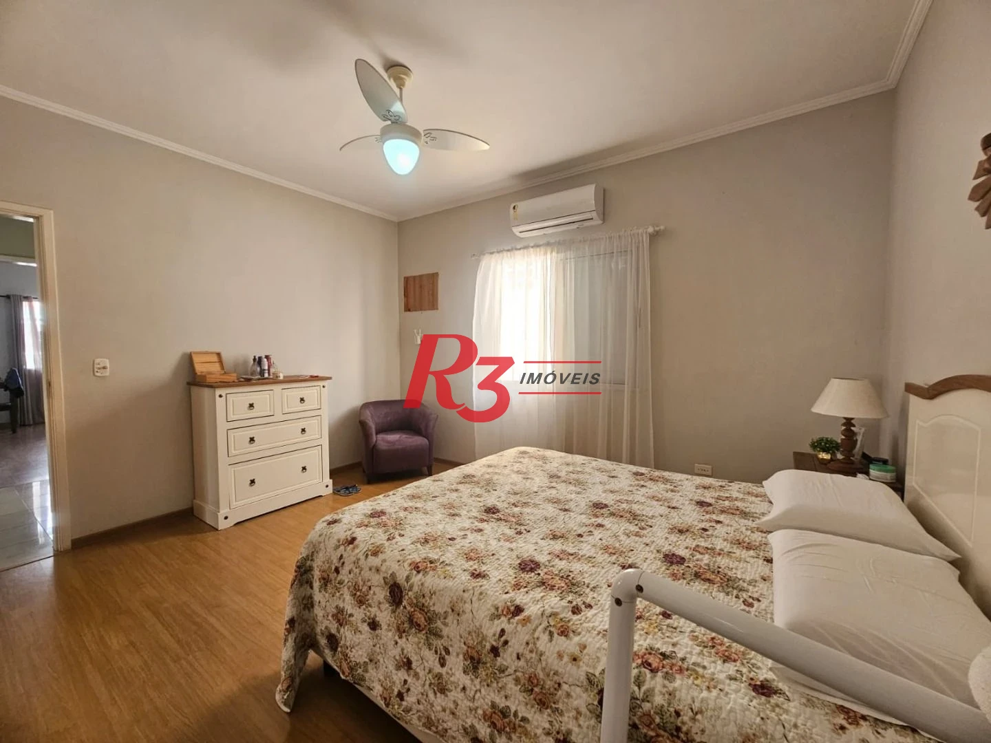 Oportunidade no Campo Grande Sobrado á venda com 3 Dorms, Quintal com Churrasqueira e 3 Vagas Fixas