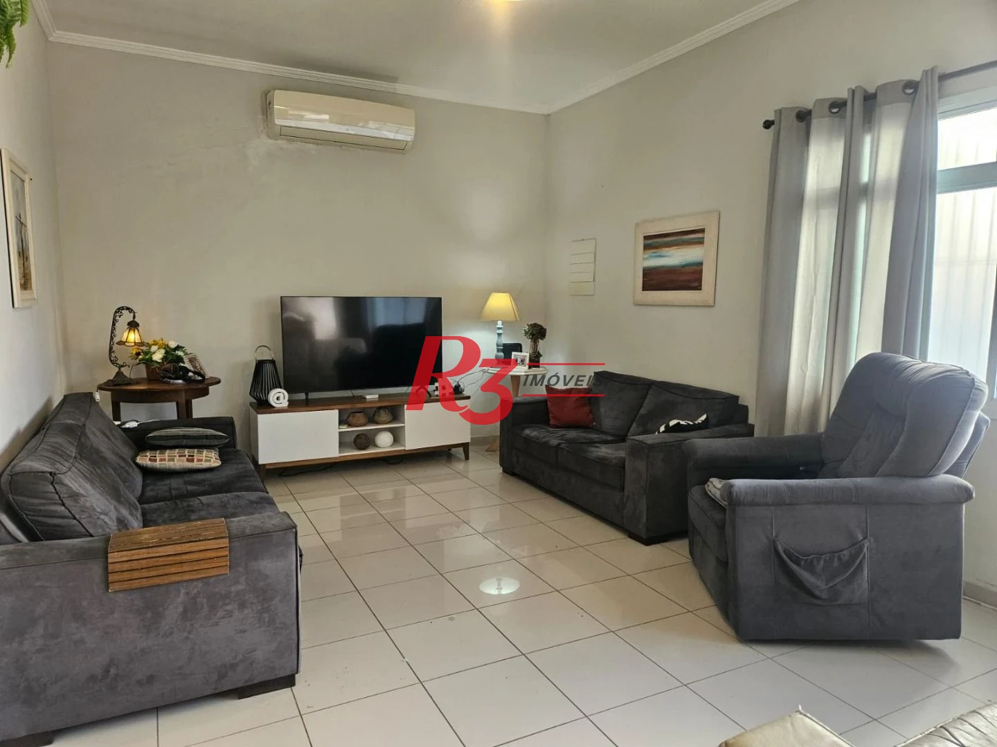Oportunidade no Campo Grande Sobrado á venda com 3 Dorms, Quintal com Churrasqueira e 3 Vagas Fixas