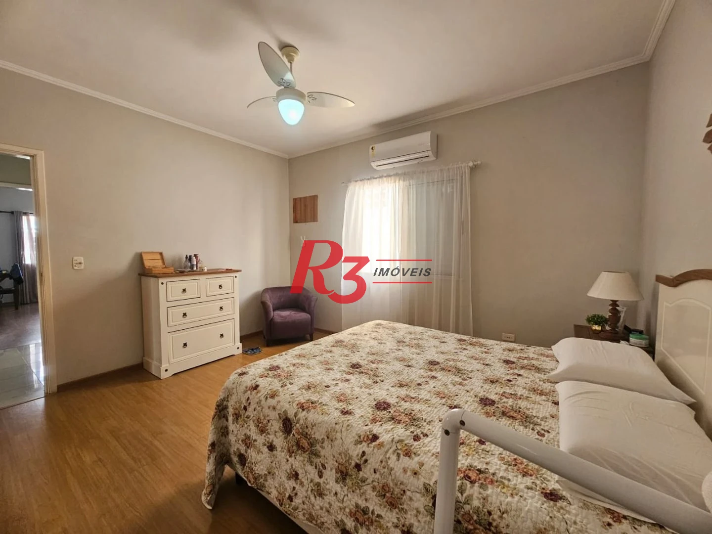 Oportunidade no Campo Grande Sobrado á venda com 3 Dorms, Quintal com Churrasqueira e 3 Vagas Fixas