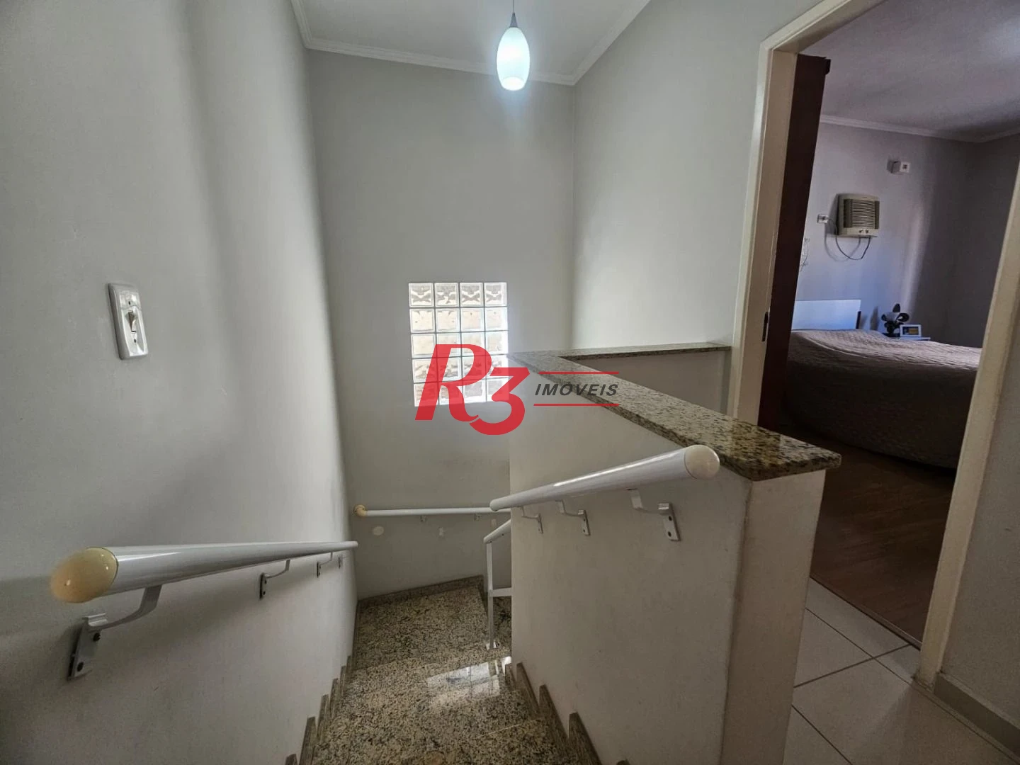 Oportunidade no Campo Grande Sobrado á venda com 3 Dorms, Quintal com Churrasqueira e 3 Vagas Fixas