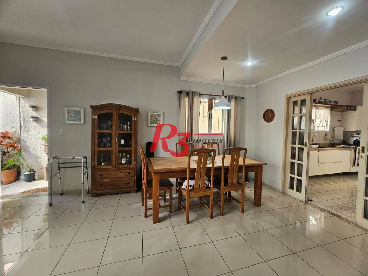 Oportunidade no Campo Grande Sobrado á venda com 3 Dorms, Quintal com Churrasqueira e 3 Vagas Fixas