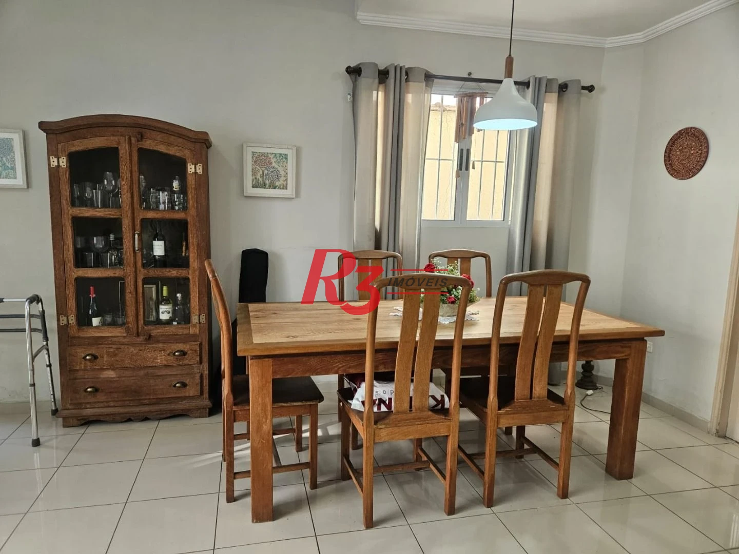 Oportunidade no Campo Grande Sobrado á venda com 3 Dorms, Quintal com Churrasqueira e 3 Vagas Fixas