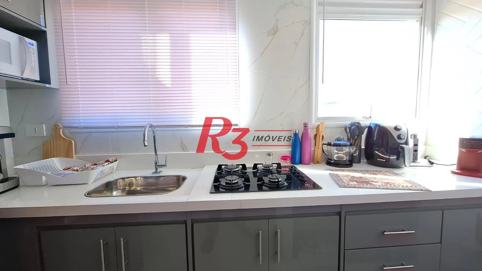 Apartamento à venda, 2 quartos (1 suíte), 1 vaga, no Campo Grande, em Santos SP.