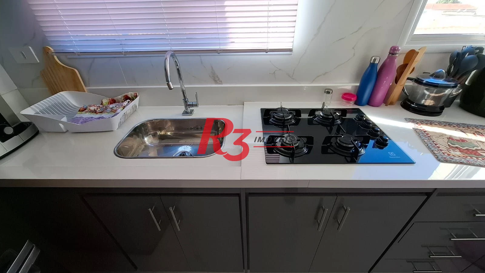 Apartamento à venda, 2 quartos (1 suíte), 1 vaga, no Campo Grande, em Santos SP.
