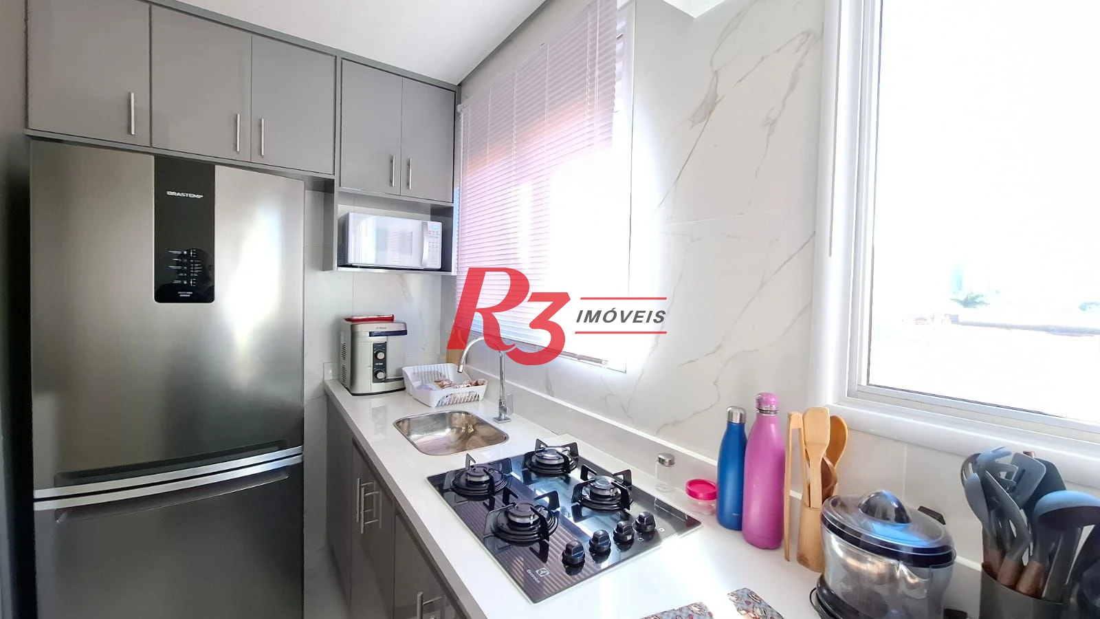 Apartamento à venda, 2 quartos (1 suíte), 1 vaga, no Campo Grande, em Santos SP.