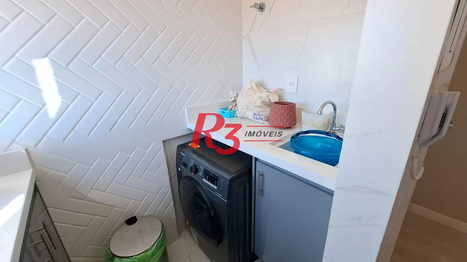 Apartamento à venda, 2 quartos (1 suíte), 1 vaga, no Campo Grande, em Santos SP.