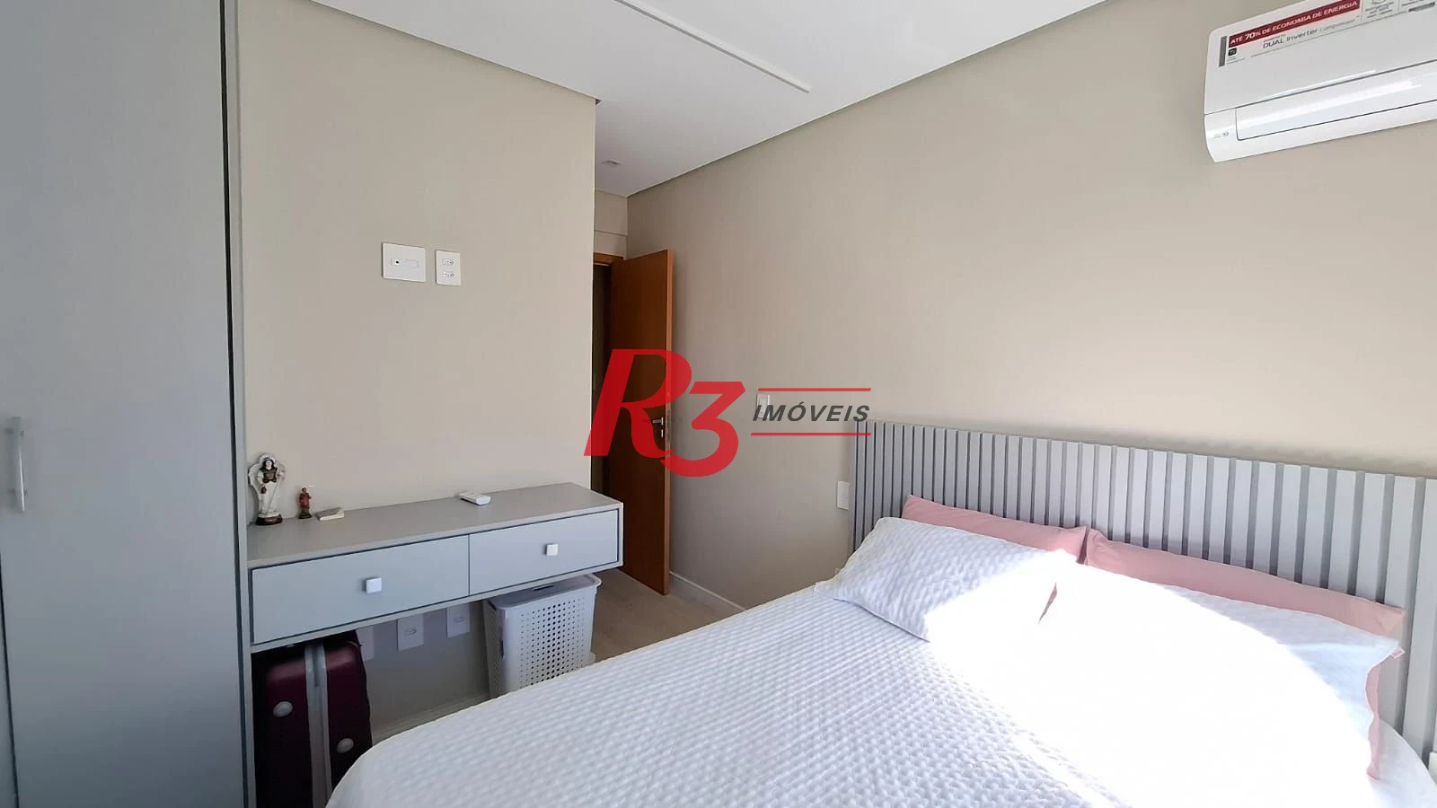 Apartamento à venda, 2 quartos (1 suíte), 1 vaga, no Campo Grande, em Santos SP.