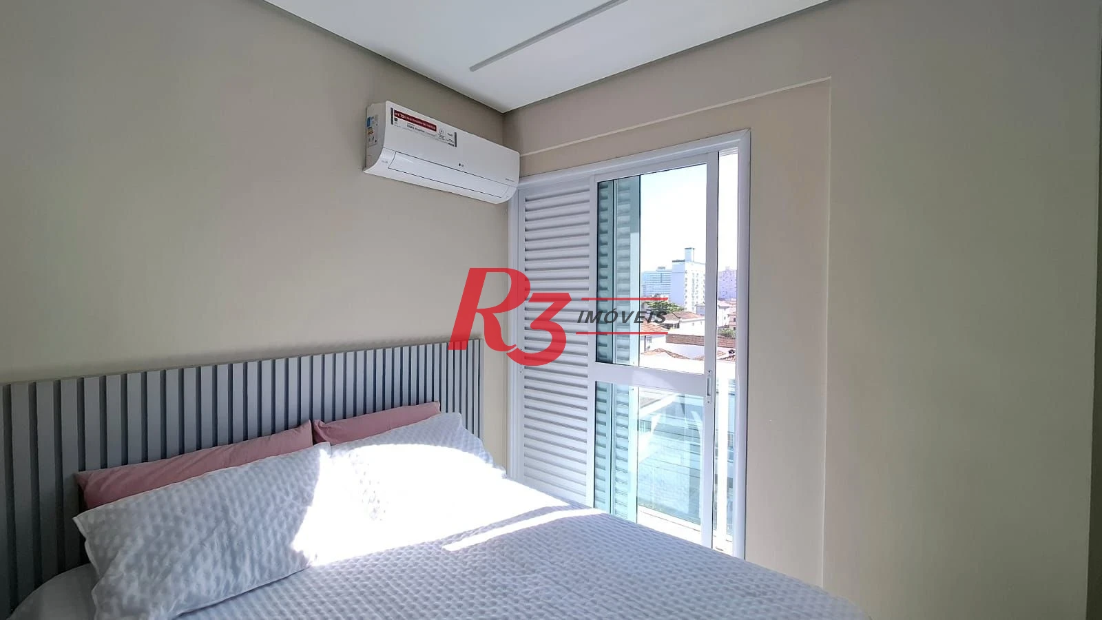 Apartamento à venda, 2 quartos (1 suíte), 1 vaga, no Campo Grande, em Santos SP.