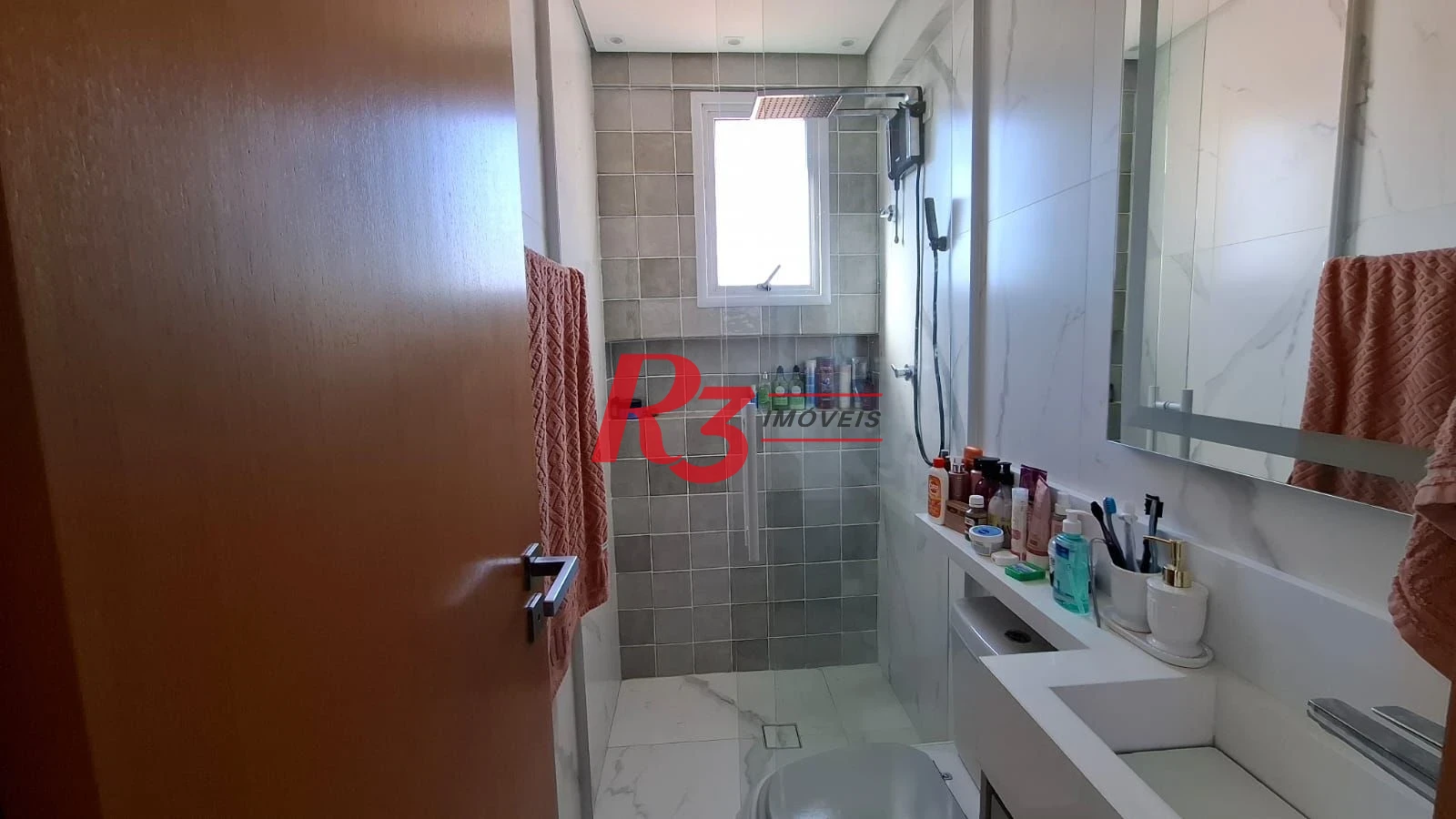 Apartamento à venda, 2 quartos (1 suíte), 1 vaga, no Campo Grande, em Santos SP.