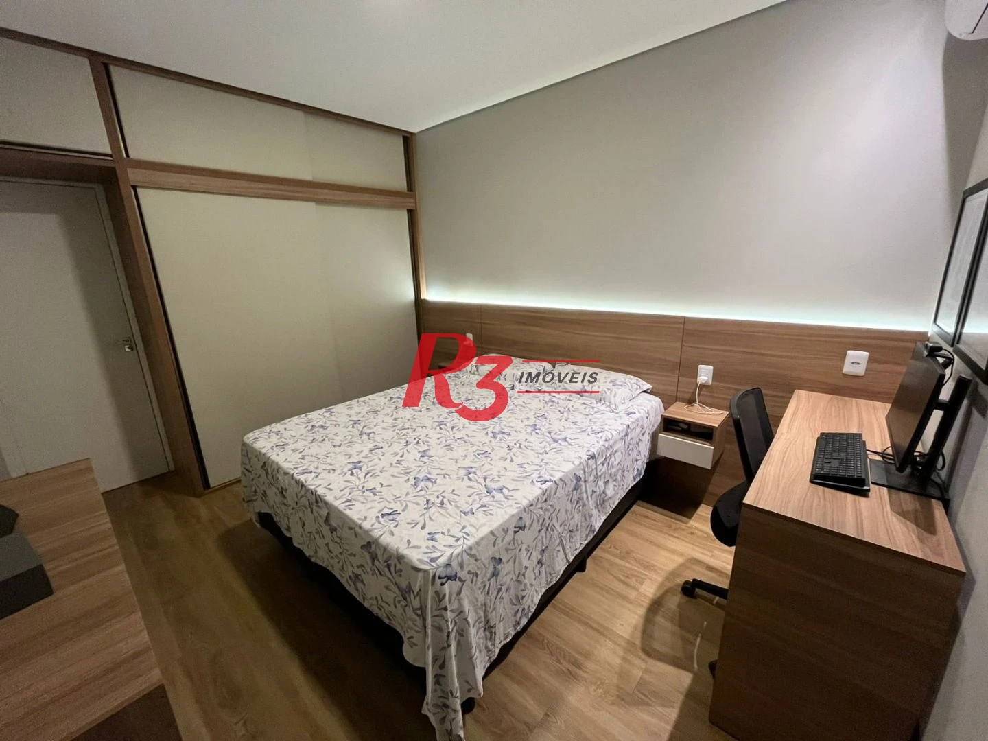 Apartamento com 2 dormitórios à venda, 70 m² por R$ 470.000,00 - Embaré - Santos/SP