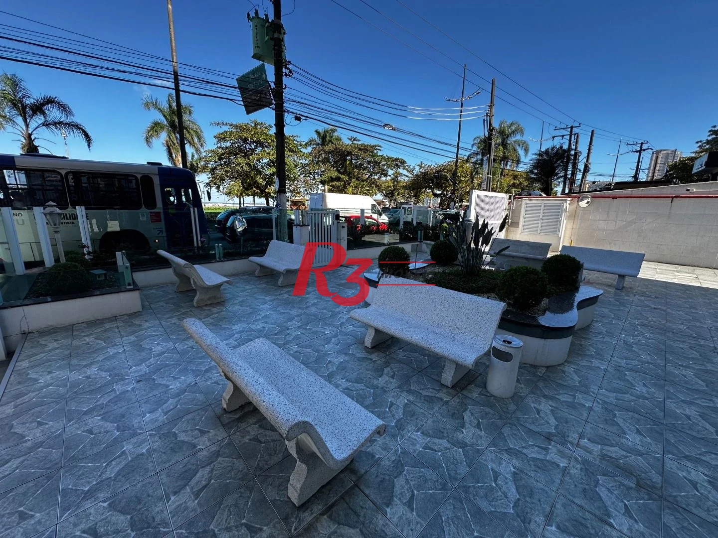 Excelente oportunidade para locação 100% mobiliada, em prédio frente mar, em Santos, 1 quarto e 1 vaga, condição muito especial!!