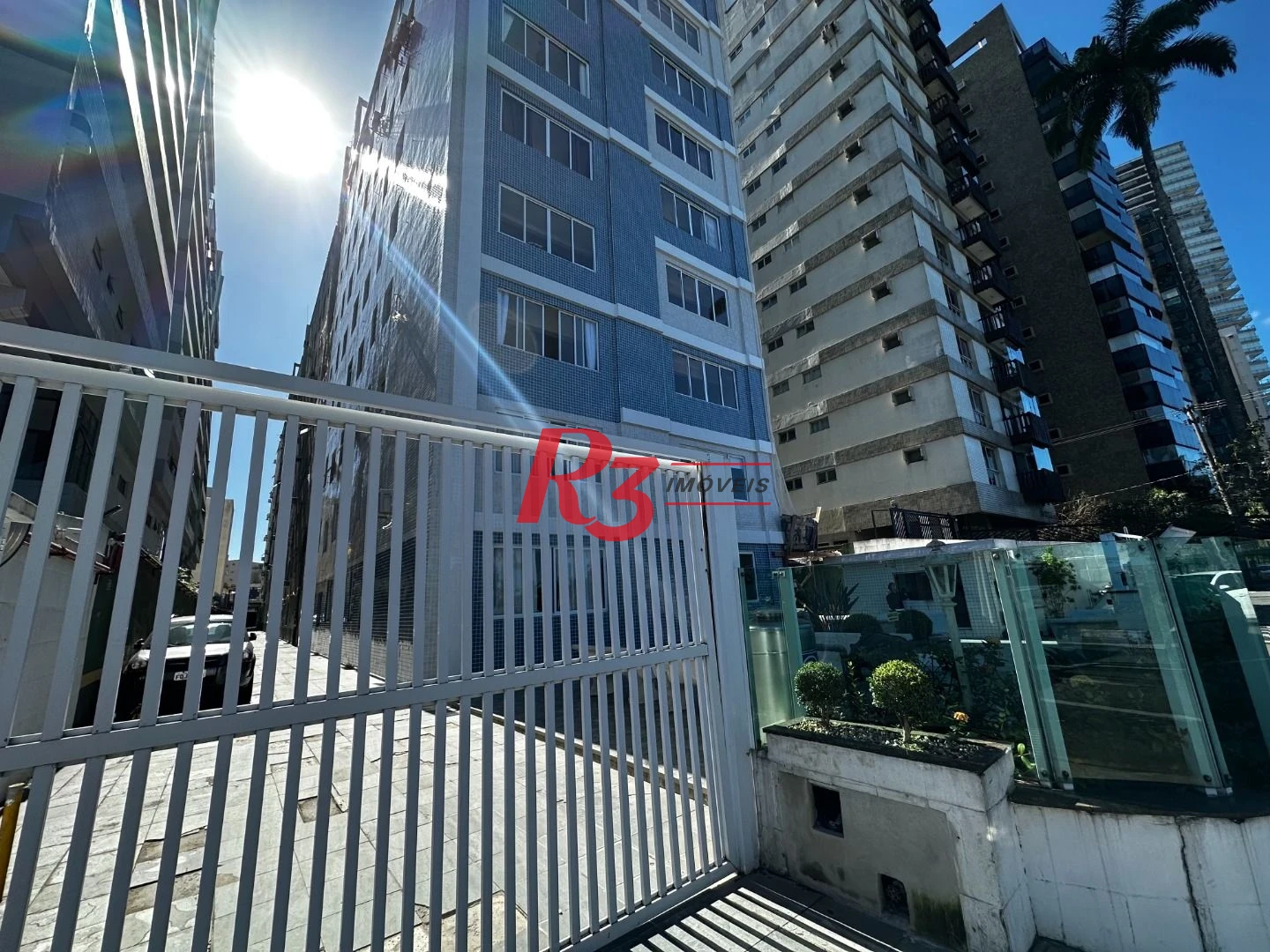 Excelente oportunidade para locação 100% mobiliada, em prédio frente mar, em Santos, 1 quarto e 1 vaga, condição muito especial!!