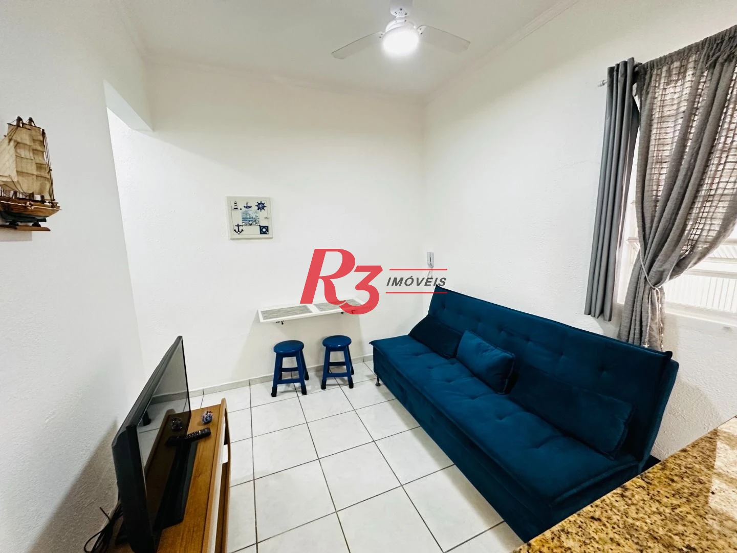 Excelente oportunidade para locação 100% mobiliada, em prédio frente mar, em Santos, 1 quarto e 1 vaga, condição muito especial!!