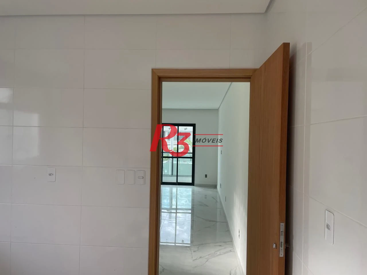 SOBREPOSTA ALTA NA PONTA DA PRAIA - 3 DORM 1 SUÍTE - CHURRASQIERA E VARANDA