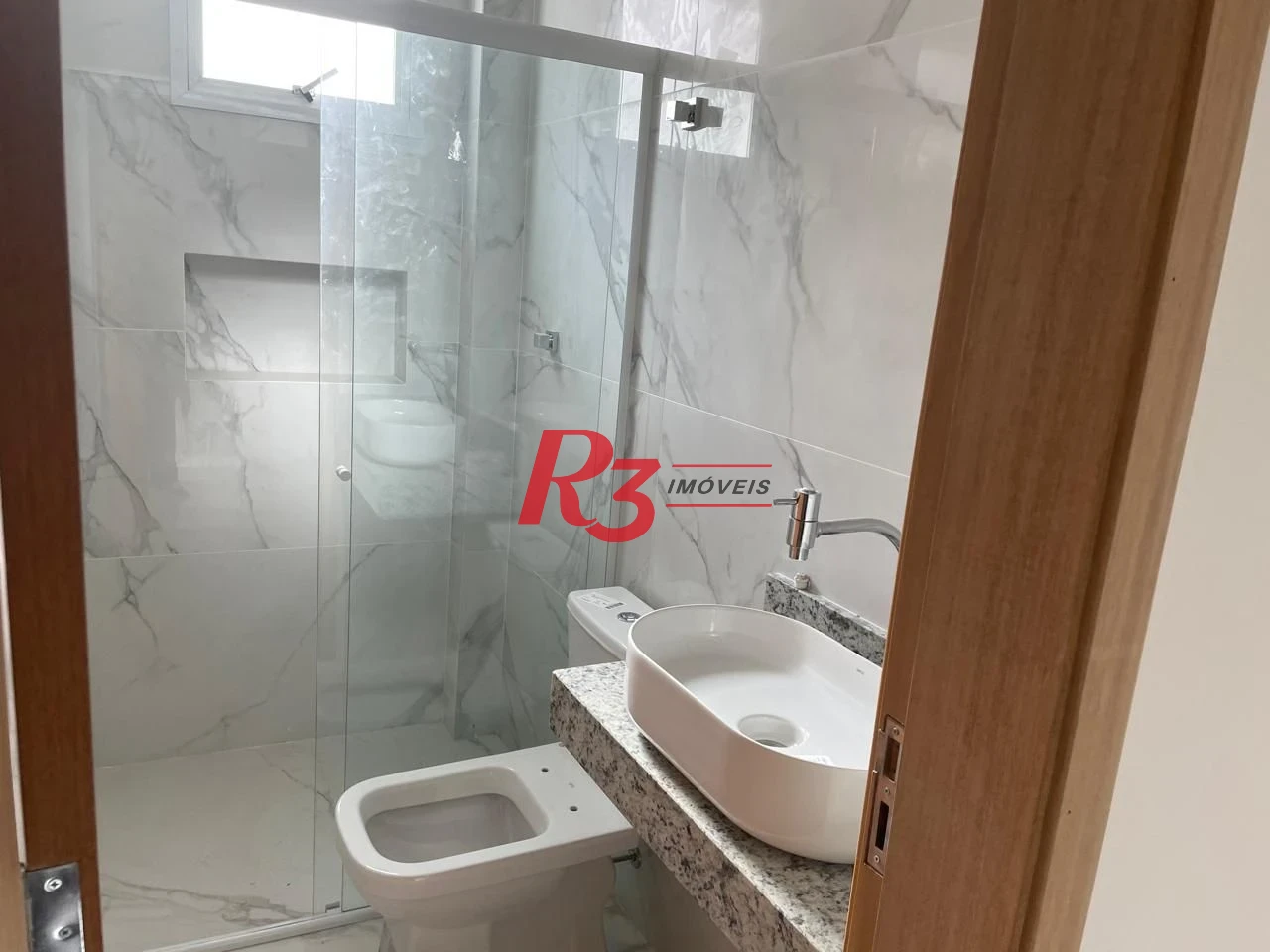SOBREPOSTA ALTA NA PONTA DA PRAIA - 3 DORM 1 SUÍTE - CHURRASQIERA E VARANDA
