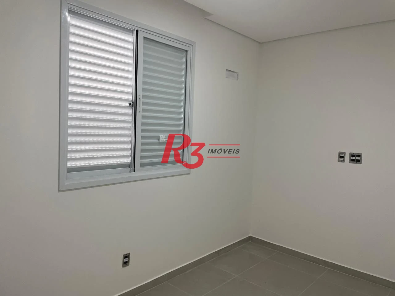 SOBREPOSTA ALTA NA PONTA DA PRAIA - 3 DORM 1 SUÍTE - CHURRASQIERA E VARANDA