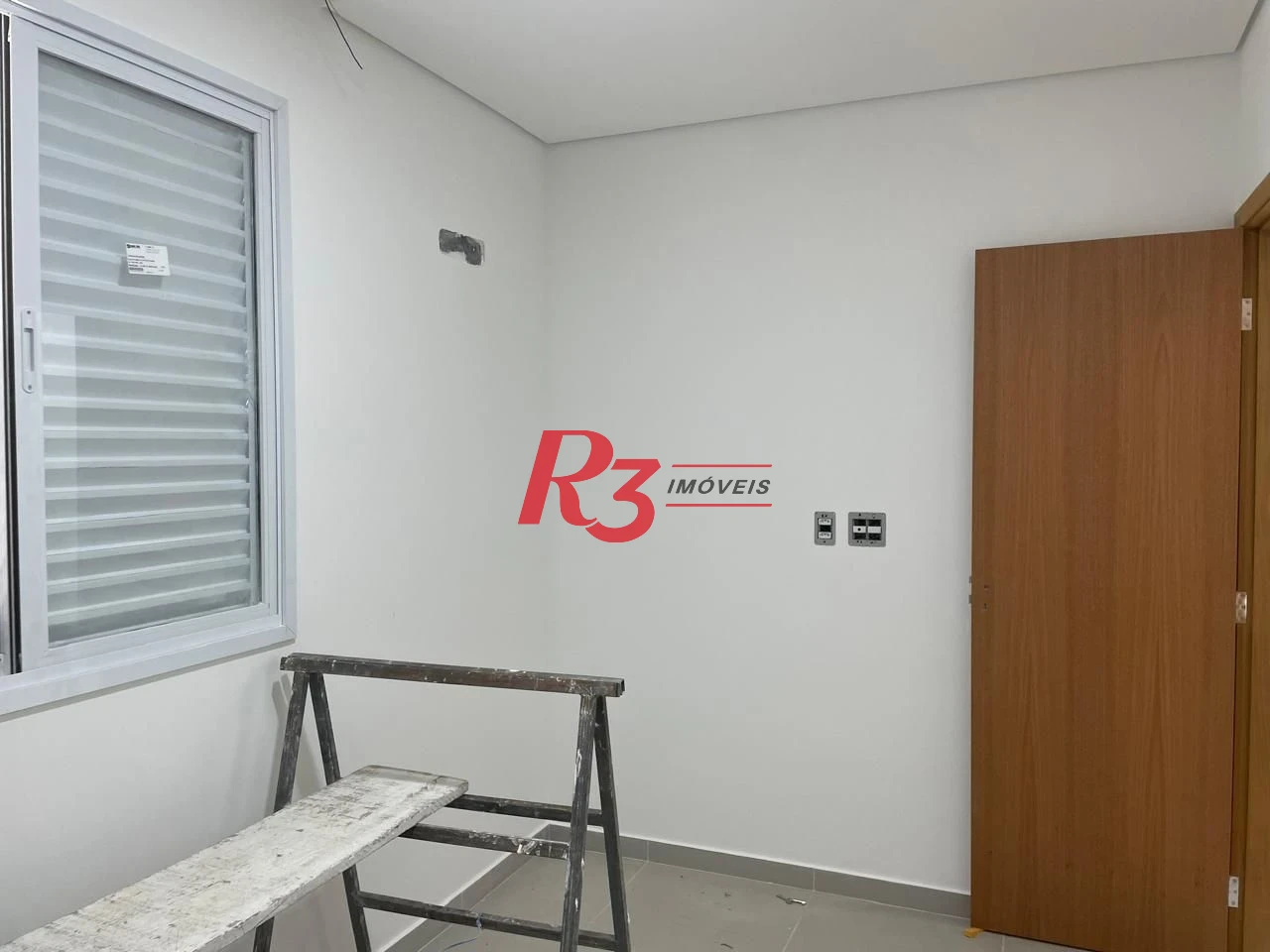 SOBREPOSTA ALTA NA PONTA DA PRAIA - 3 DORM 1 SUÍTE - CHURRASQIERA E VARANDA