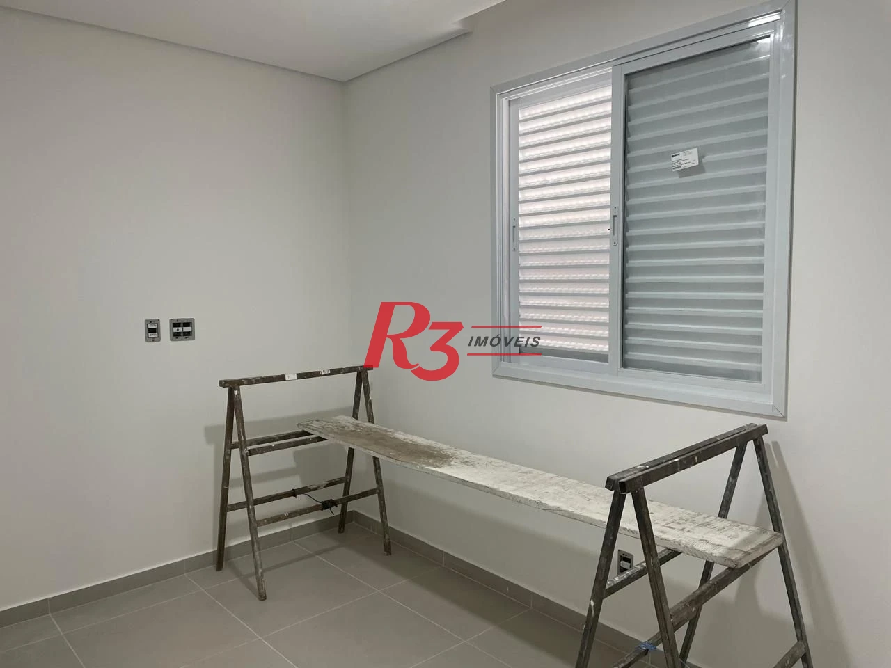 SOBREPOSTA ALTA NA PONTA DA PRAIA - 3 DORM 1 SUÍTE - CHURRASQIERA E VARANDA