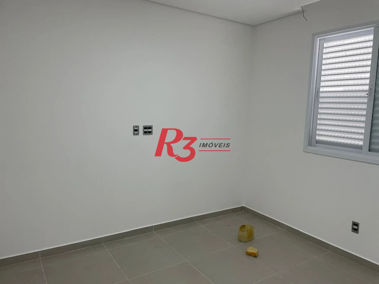 SOBREPOSTA ALTA NA PONTA DA PRAIA - 3 DORM 1 SUÍTE - CHURRASQIERA E VARANDA