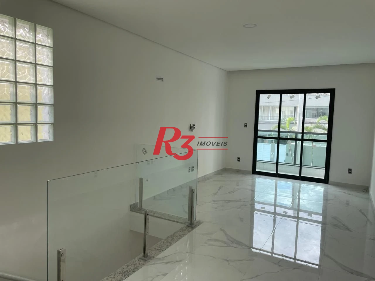 SOBREPOSTA ALTA NA PONTA DA PRAIA - 3 DORM 1 SUÍTE - CHURRASQIERA E VARANDA