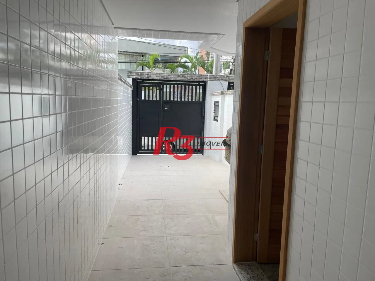 SOBREPOSTA ALTA NA PONTA DA PRAIA - 3 DORM 1 SUÍTE - CHURRASQIERA E VARANDA