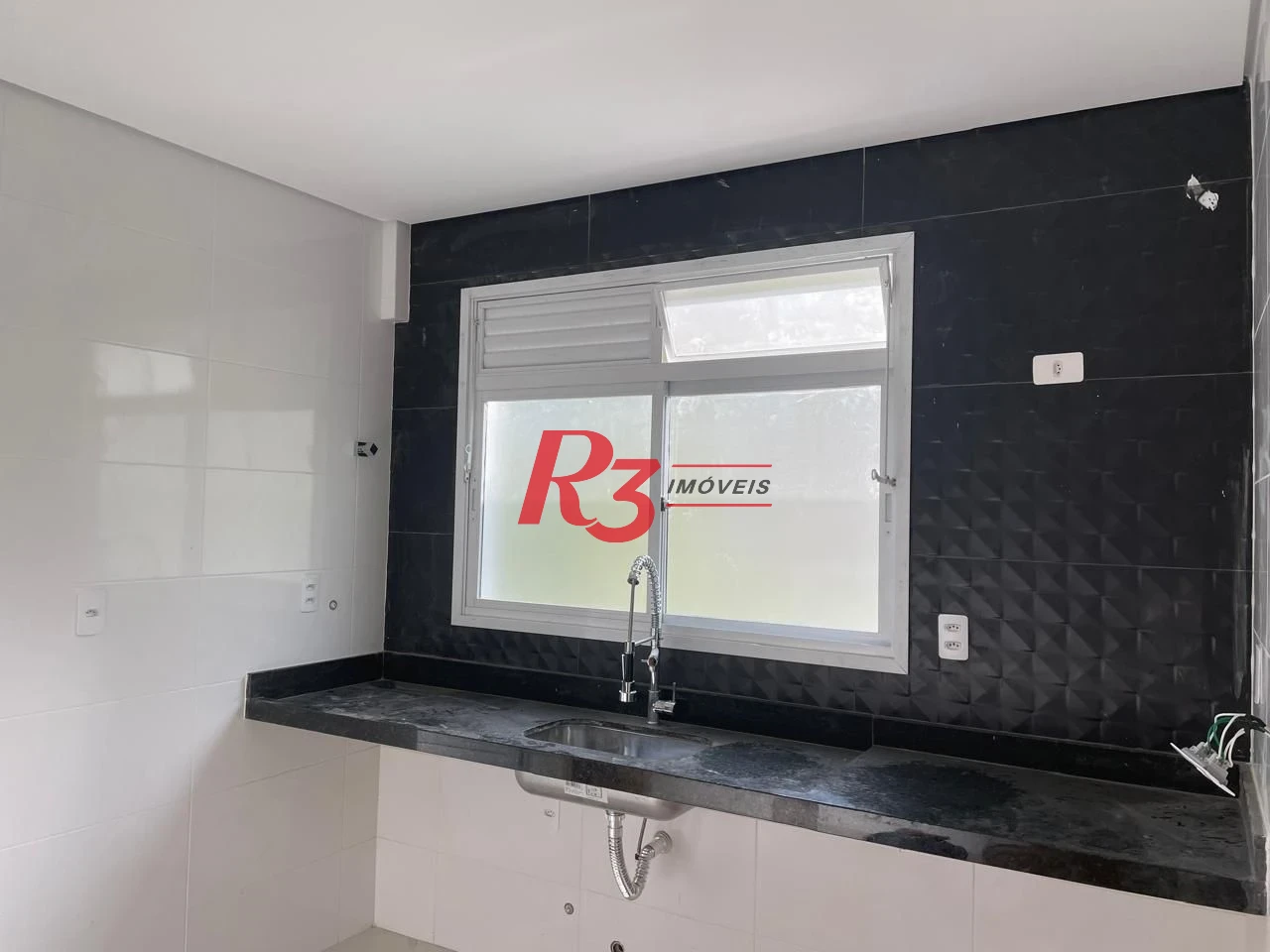 SOBREPOSTA ALTA NA PONTA DA PRAIA - 3 DORM 1 SUÍTE - CHURRASQIERA E VARANDA