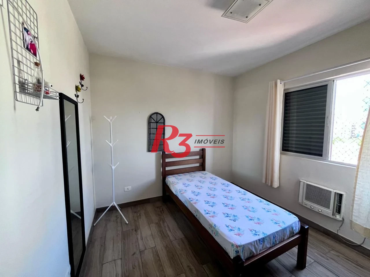 Apartamento à Venda, 2 dormitórios Vista Livre, Ambientes Reformados, Terraço para Lazer e Localização Privilegiada Embaré