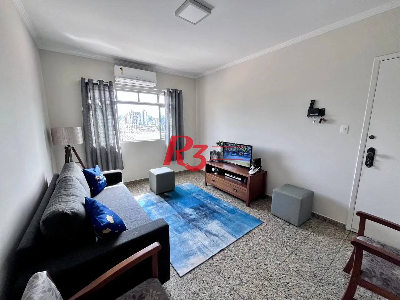 Apartamento à Venda, 2 dormitórios Vista Livre, Ambientes Reformados, Terraço para Lazer e Localização Privilegiada Embaré