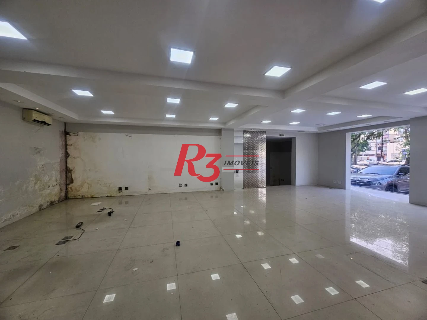 Loja Comercial com Mezanino para Alugar com 570m² – Embaré, Santos/SP.