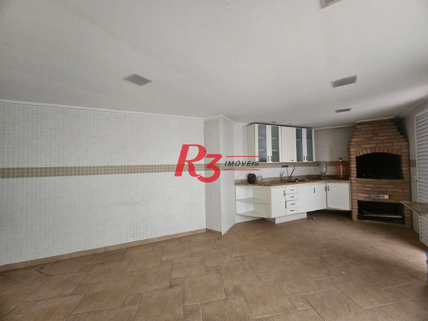 Loja Comercial com Mezanino para Alugar com 570m² – Embaré, Santos/SP.