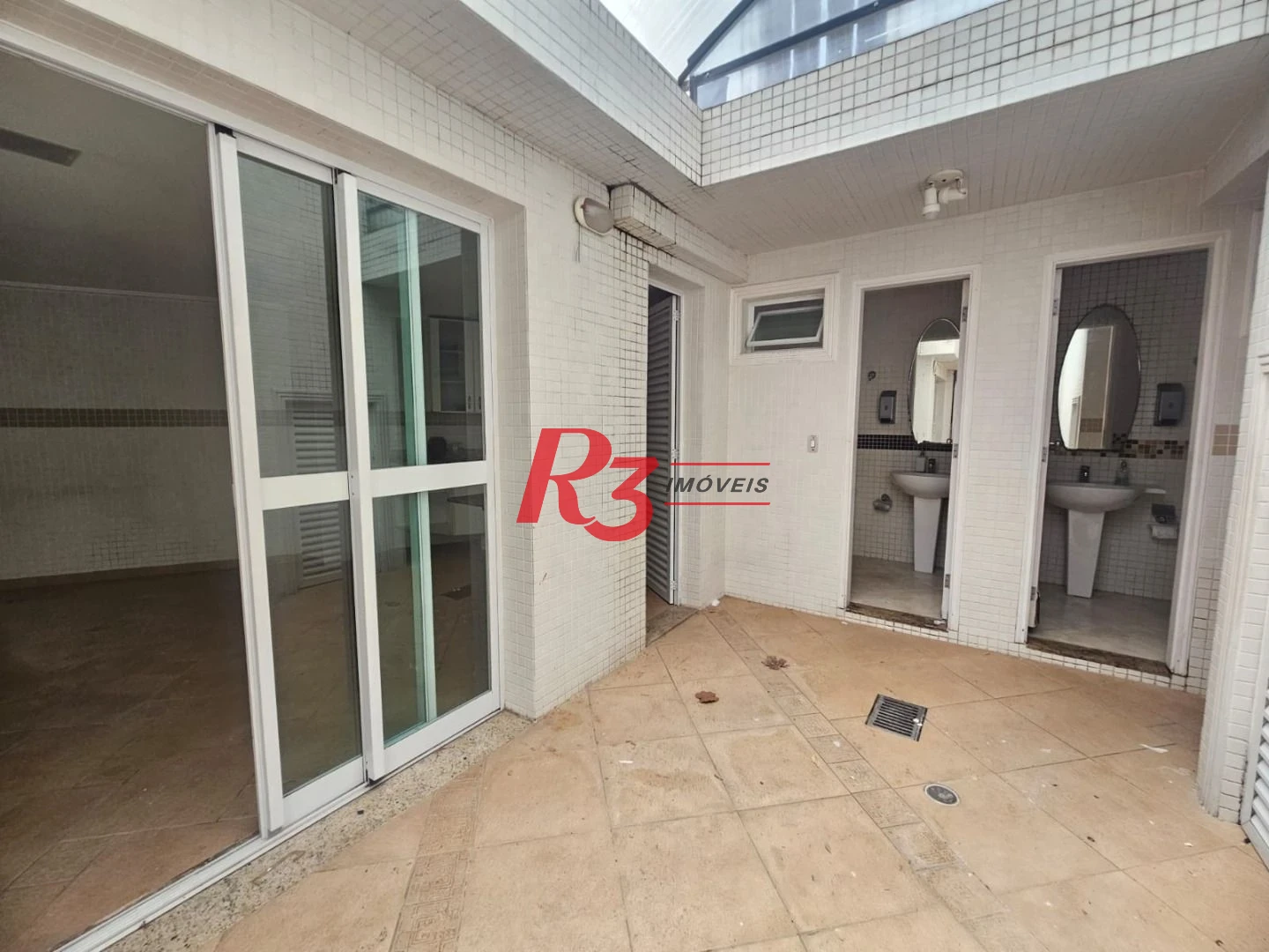 Loja Comercial com Mezanino para Alugar com 570m² – Embaré, Santos/SP.