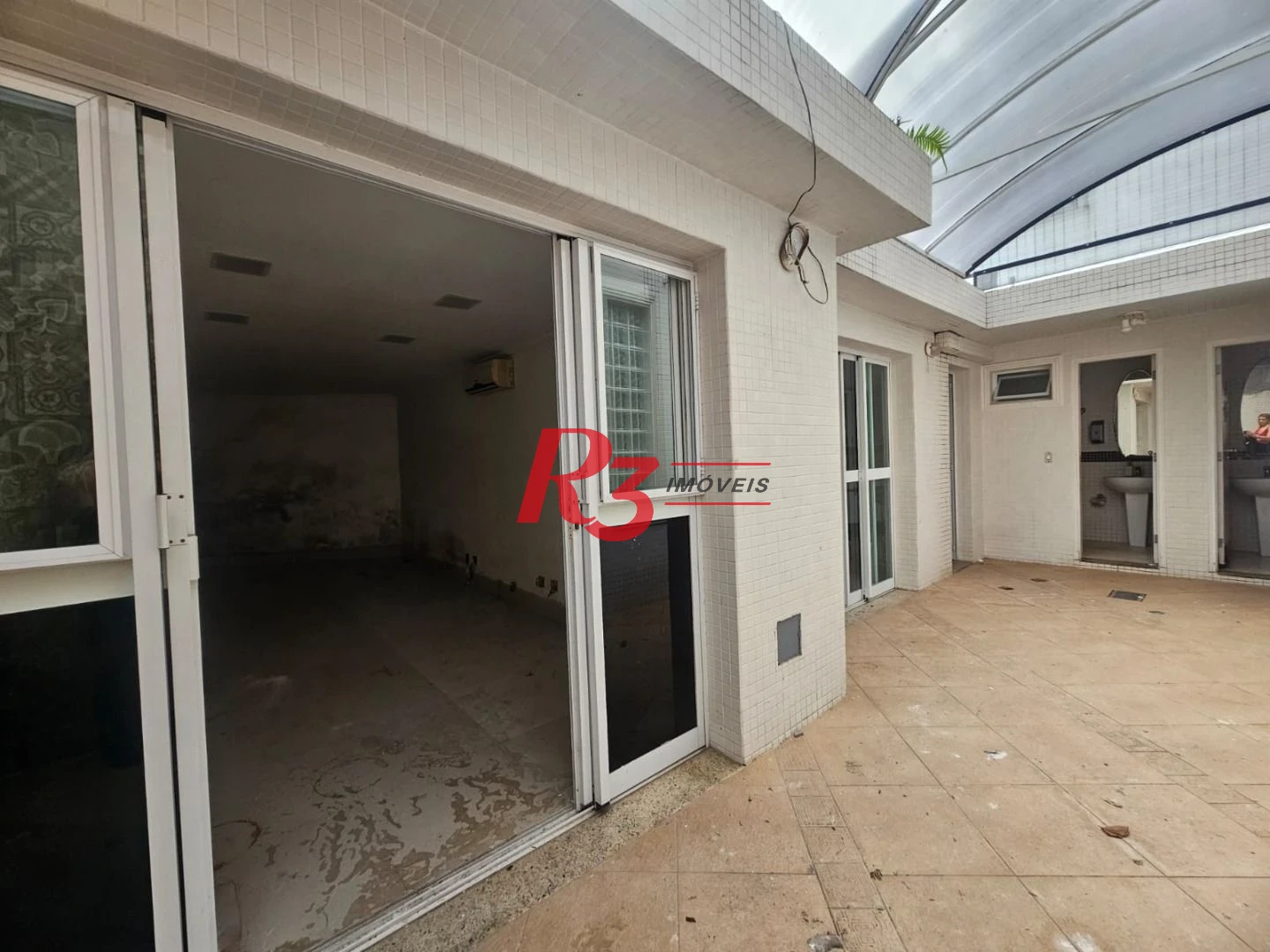 Loja Comercial com Mezanino para Alugar com 570m² – Embaré, Santos/SP.