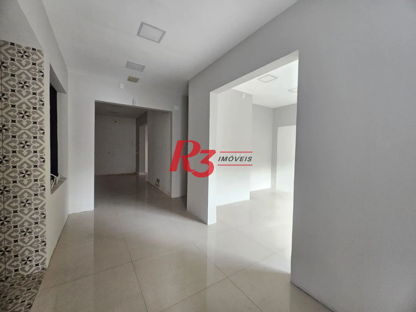 Loja Comercial com Mezanino para Alugar com 570m² – Embaré, Santos/SP.
