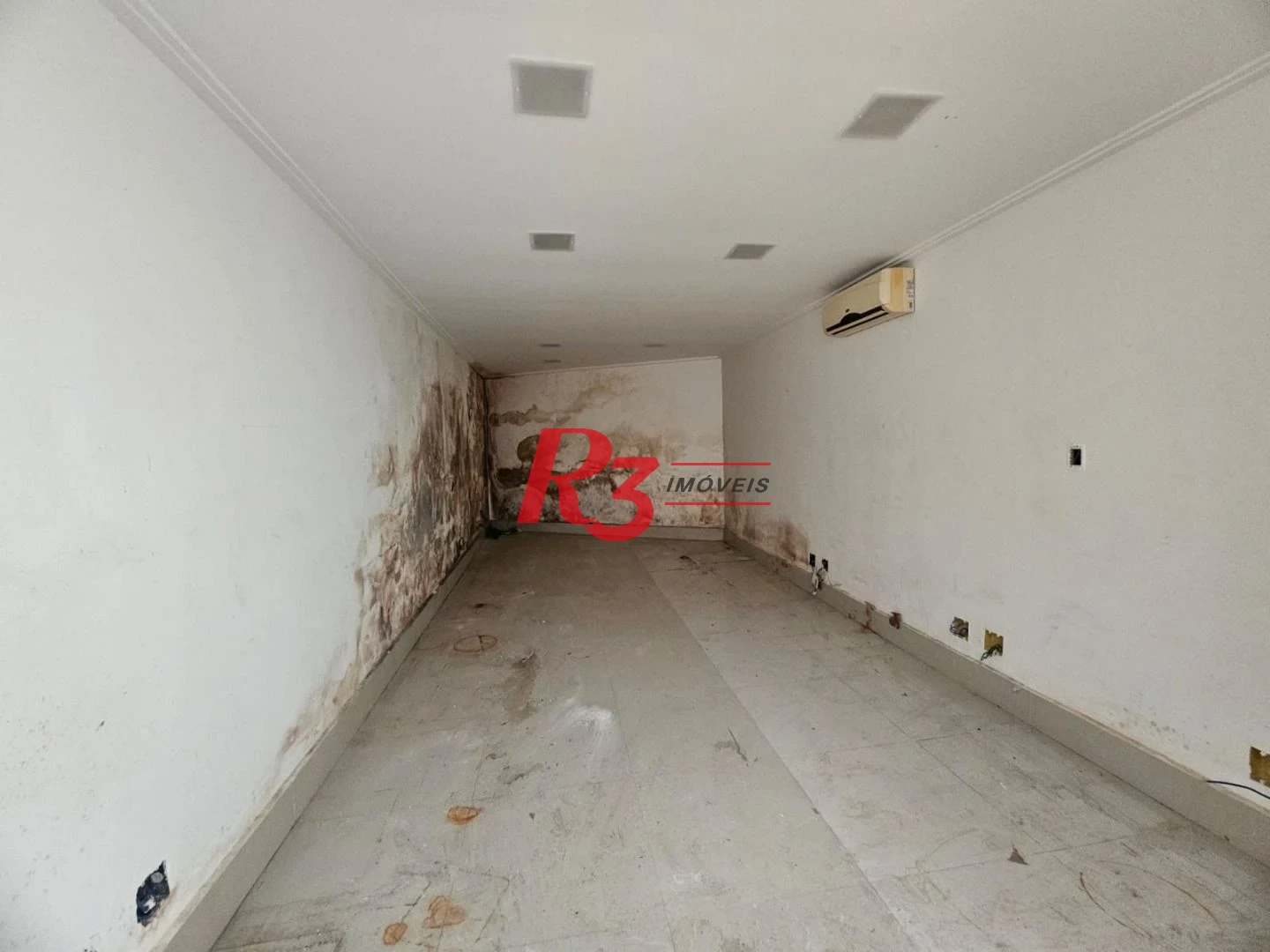 Loja Comercial com Mezanino para Alugar com 570m² – Embaré, Santos/SP.