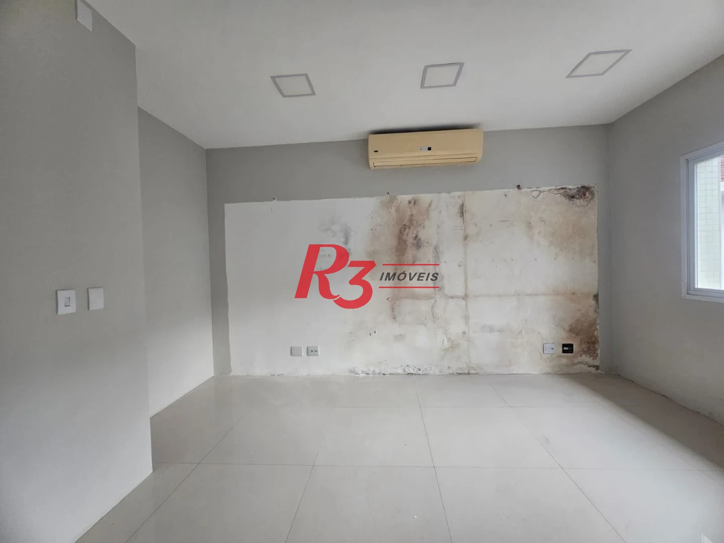 Loja Comercial com Mezanino para Alugar com 570m² – Embaré, Santos/SP.