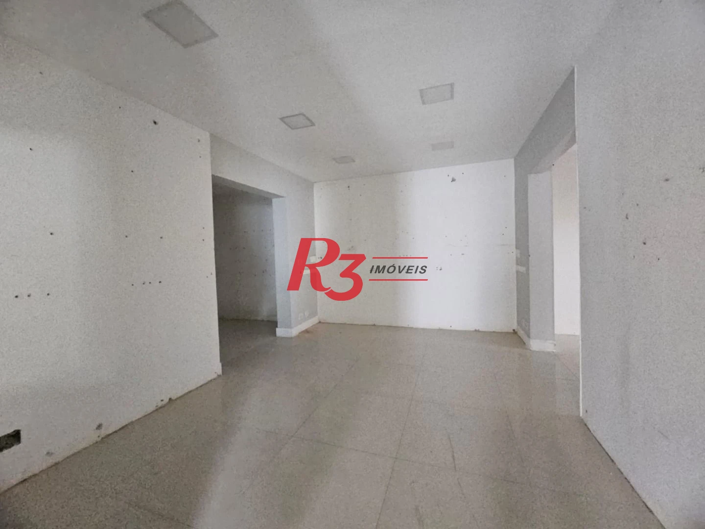 Loja Comercial com Mezanino para Alugar com 570m² – Embaré, Santos/SP.