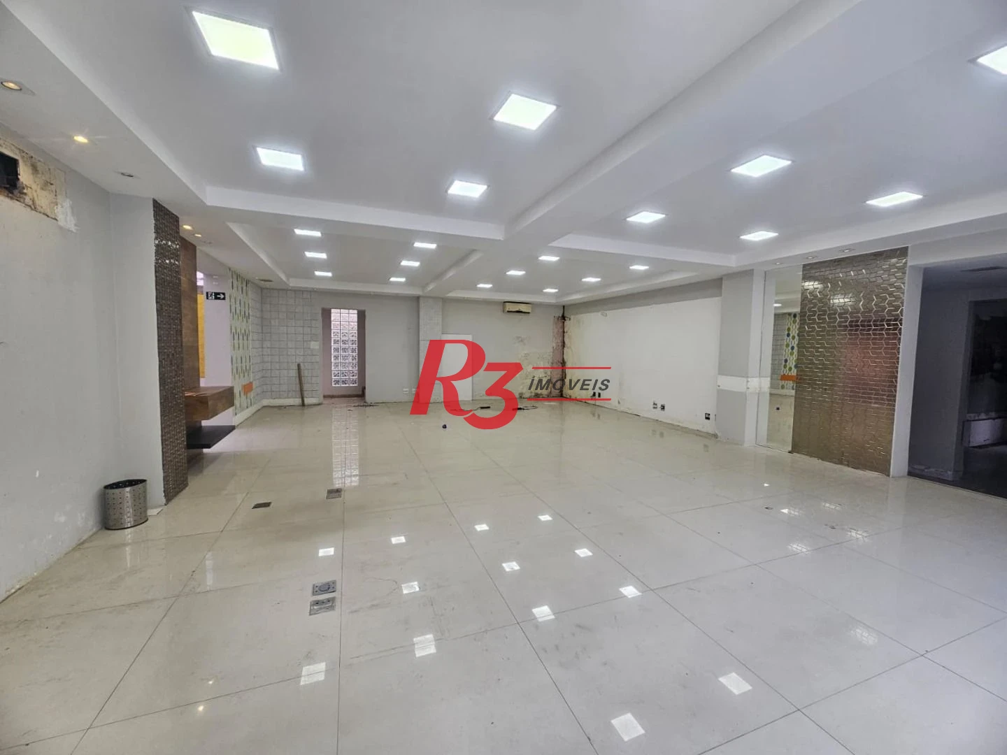 Loja Comercial com Mezanino para Alugar com 570m² – Embaré, Santos/SP.