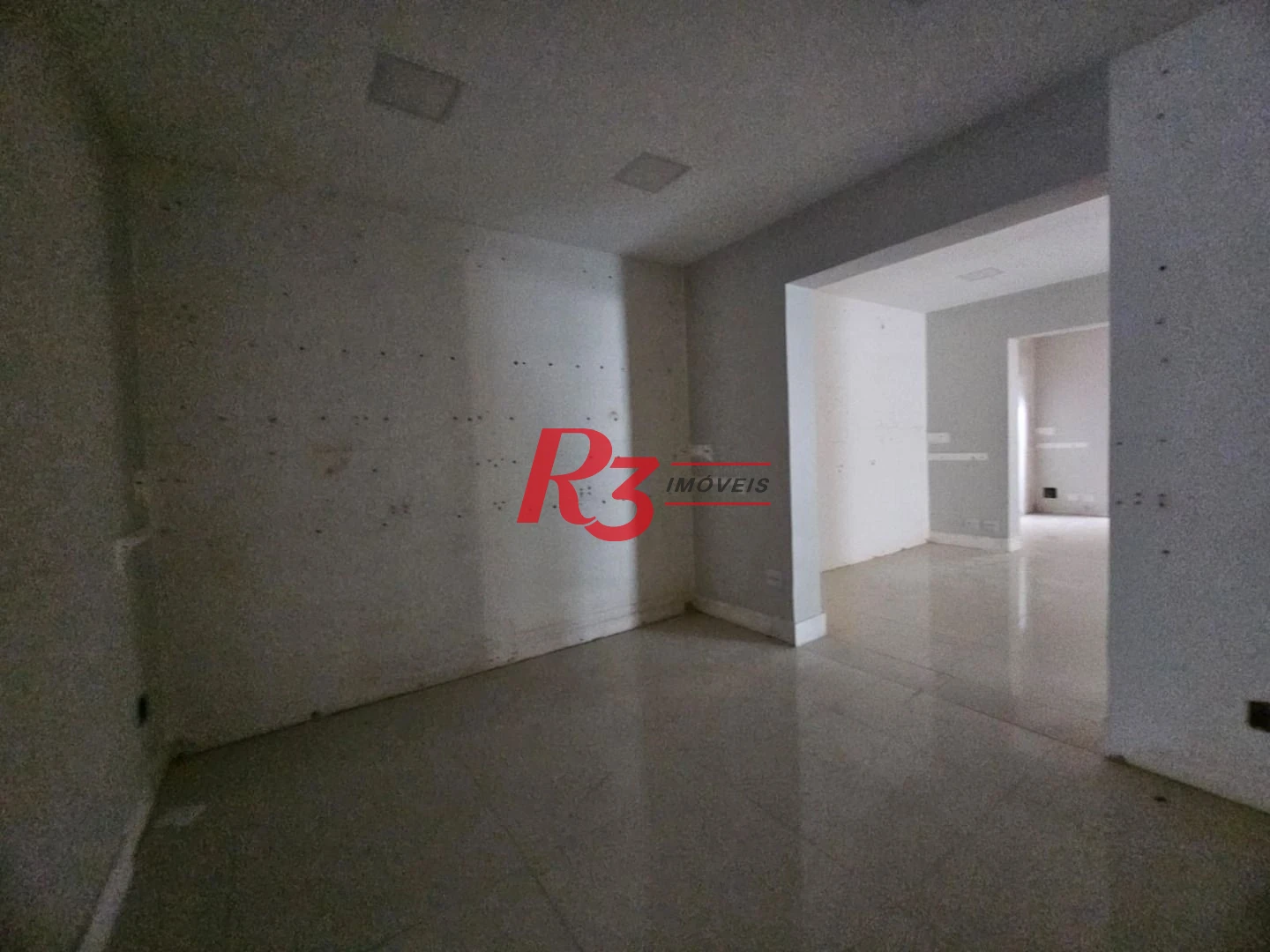 Loja Comercial com Mezanino para Alugar com 570m² – Embaré, Santos/SP.