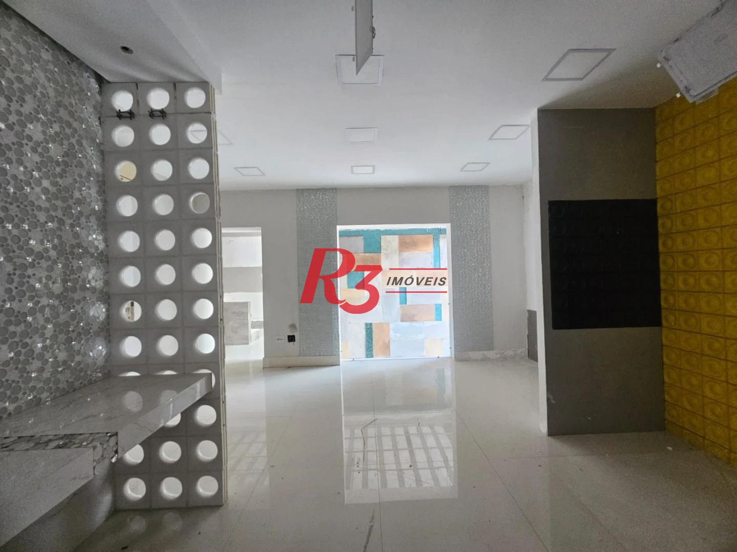 Loja Comercial com Mezanino para Alugar com 570m² – Embaré, Santos/SP.
