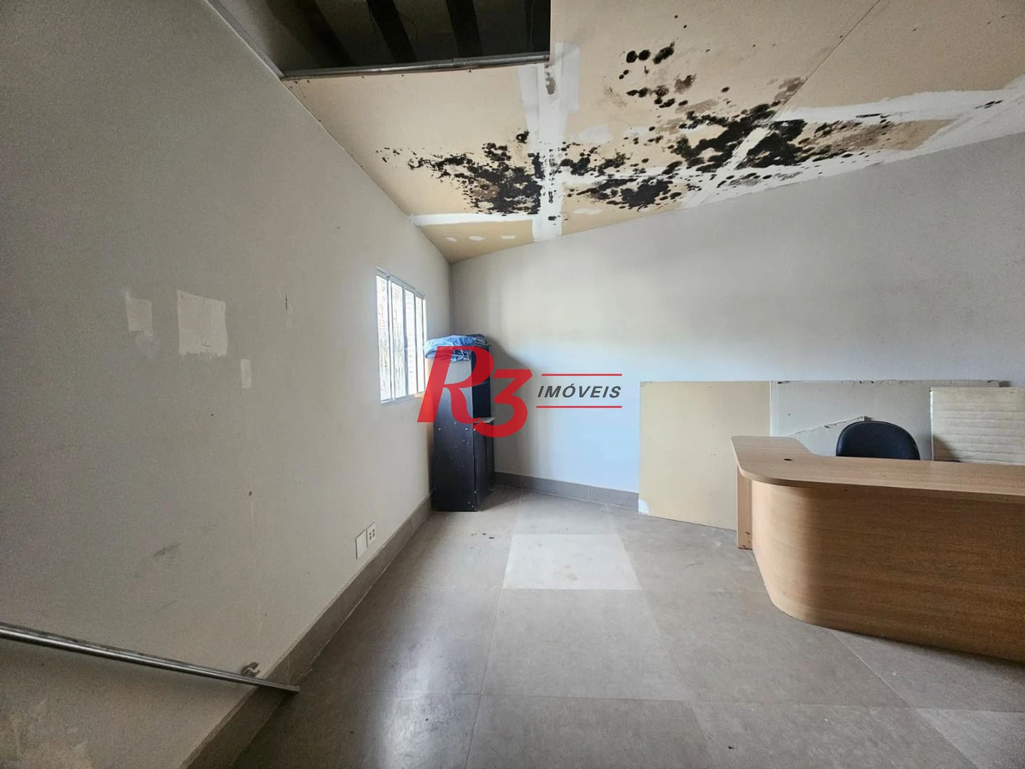 Loja Comercial com Mezanino para Alugar com 570m² – Embaré, Santos/SP.