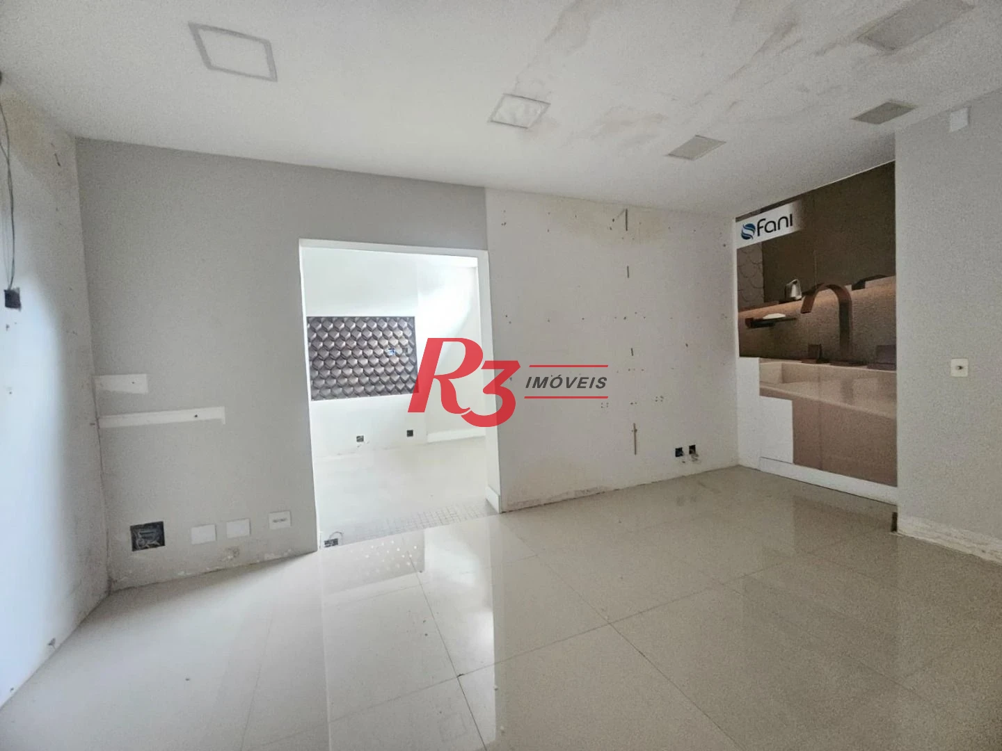 Loja Comercial com Mezanino para Alugar com 570m² – Embaré, Santos/SP.