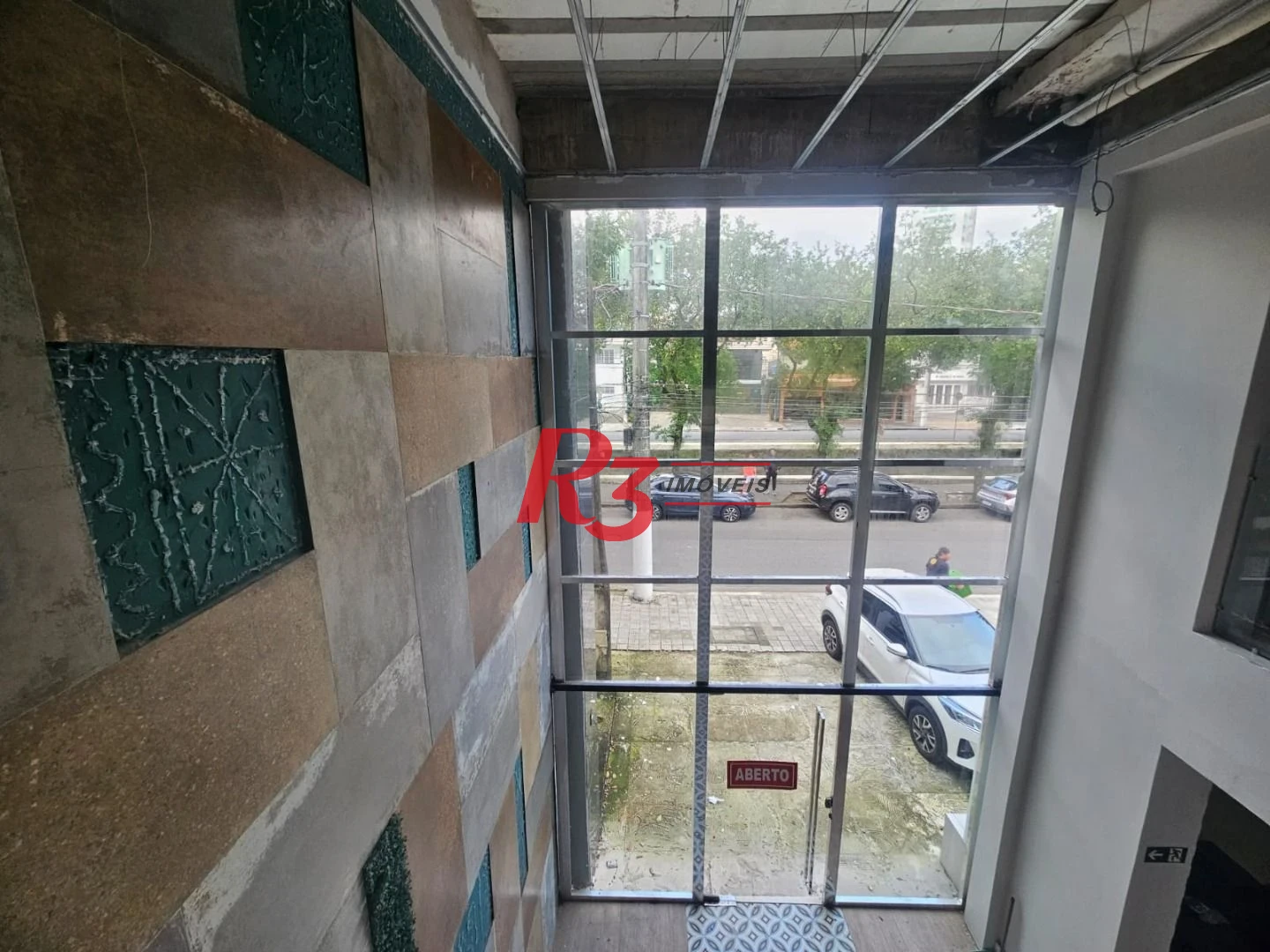 Loja Comercial com Mezanino para Alugar com 570m² – Embaré, Santos/SP.