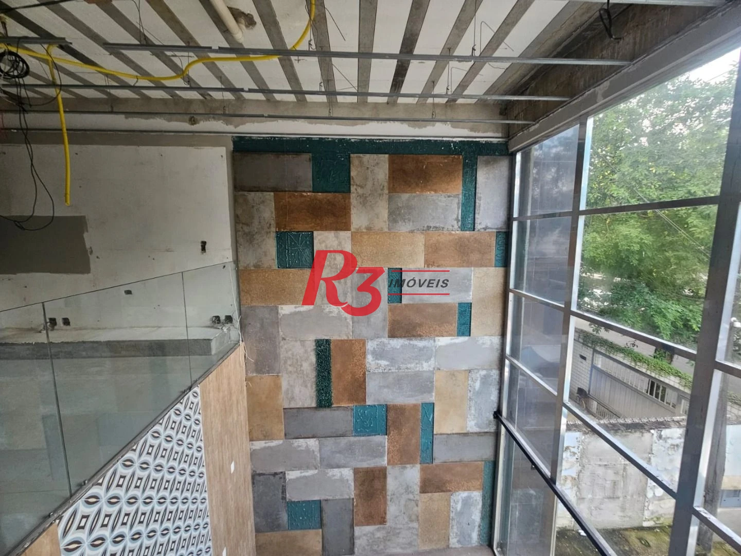 Loja Comercial com Mezanino para Alugar com 570m² – Embaré, Santos/SP.